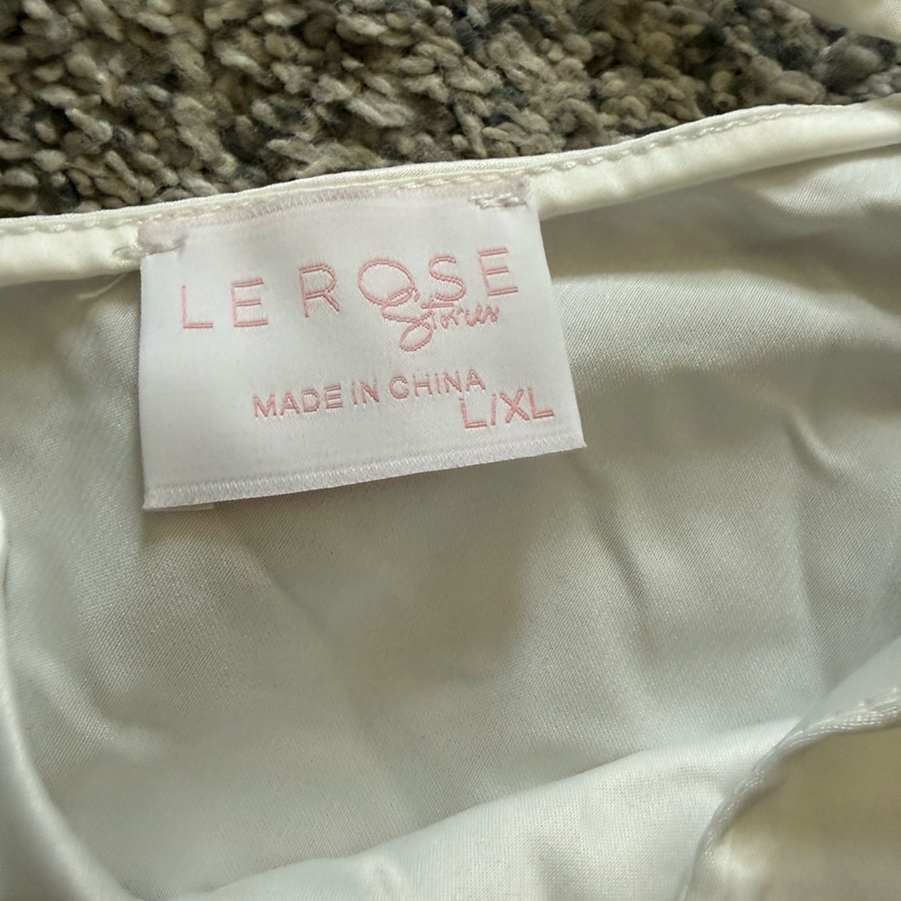 Le Rose Lace Robe - Picture 5 of 6
